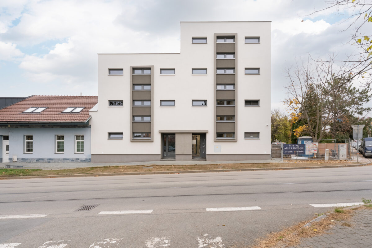 Parkovac&iacute; st&aacute;n&iacute; k pron&aacute;jmu &ndash; ul. L&iacute;&scaron;eňsk&aacute;, př&iacute;jezd z ulice Tenorova