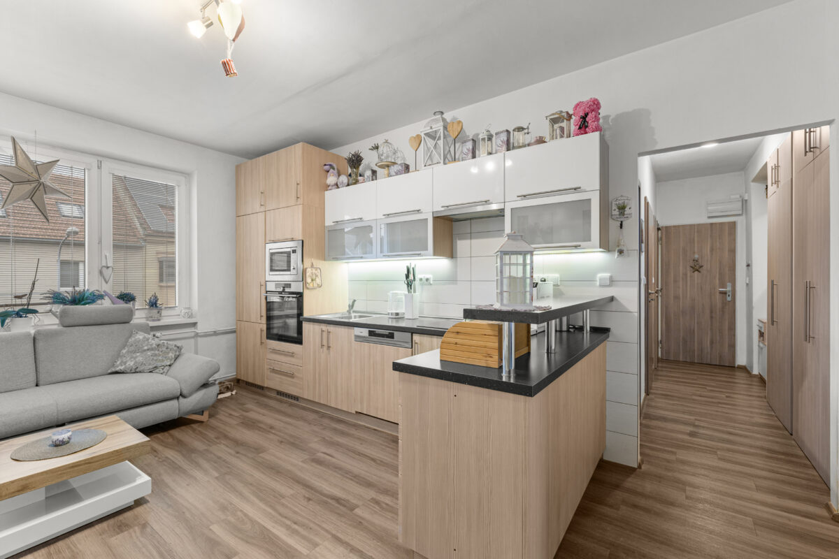 Prodej kr&aacute;sn&eacute;ho bytu na ul. Bolzanov&aacute; včetně parkovac&iacute;ho st&aacute;n&iacute;