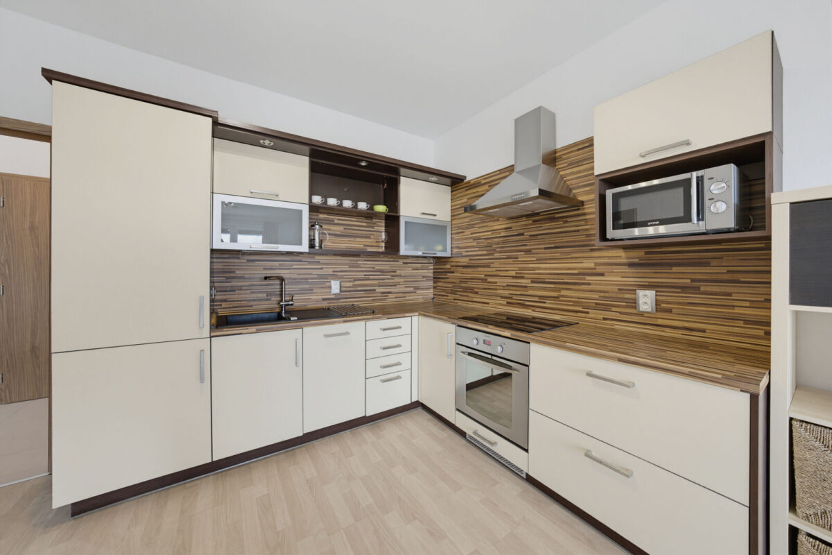 Pron&aacute;jem bytu 2+kk, 59,1 m&sup2; , lodžie, sklep, parkovac&iacute; st&aacute;n&iacute; &ndash; Kl&aacute;&scaron;tern&iacute; dvůr, Rajhrad