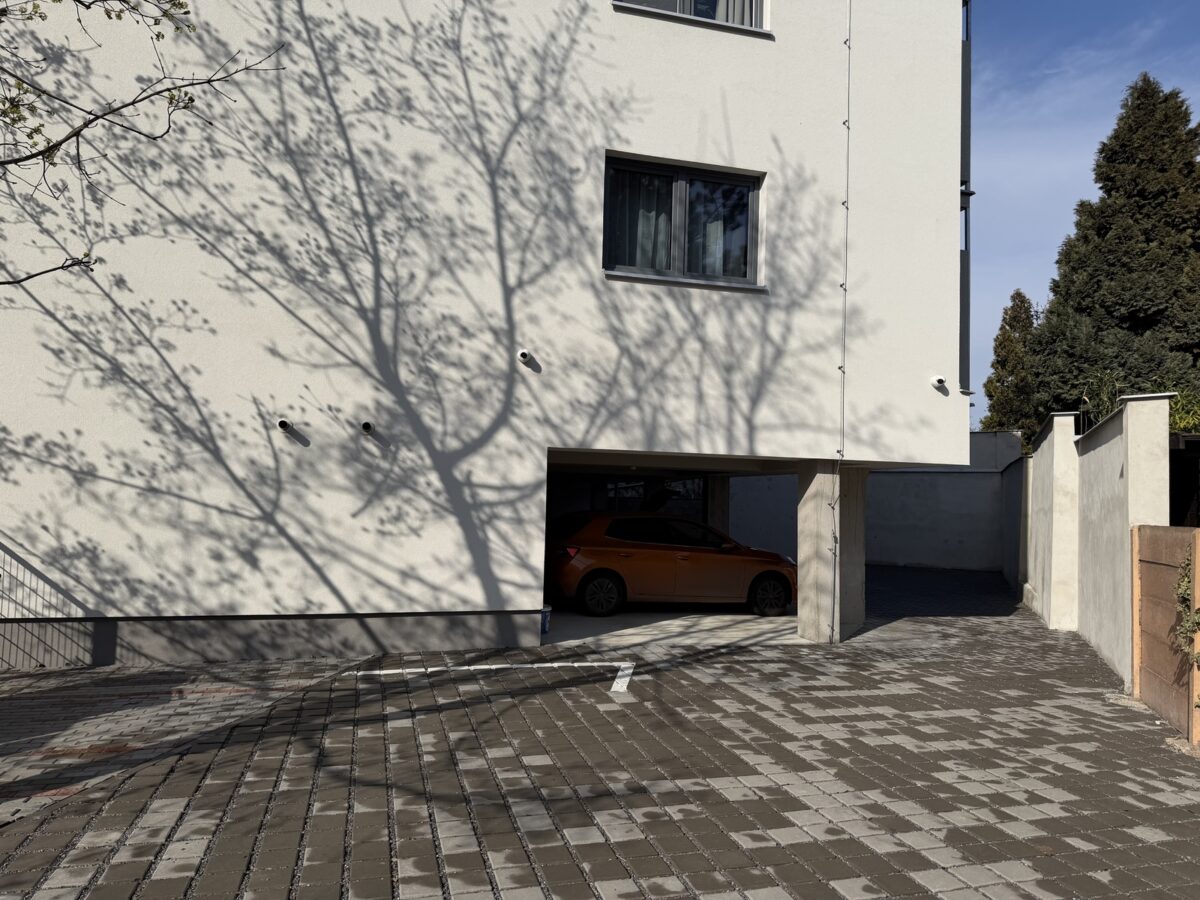 Parkovac&iacute; st&aacute;n&iacute; k pron&aacute;jmu &ndash; ul. L&iacute;&scaron;eňsk&aacute;, př&iacute;jezd z ulice Tenorova