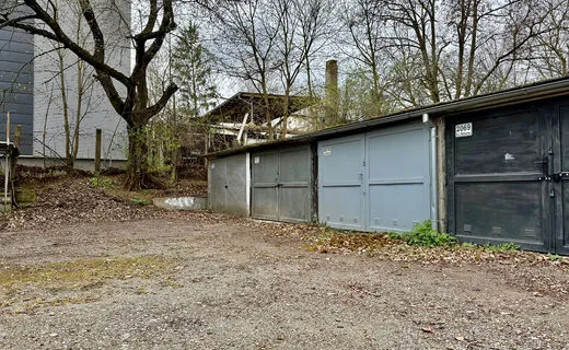 Pron&aacute;jem gar&aacute;že na ulici Terezy Nov&aacute;kov&eacute; u Kř&iacute;že Za kas&aacute;rnami