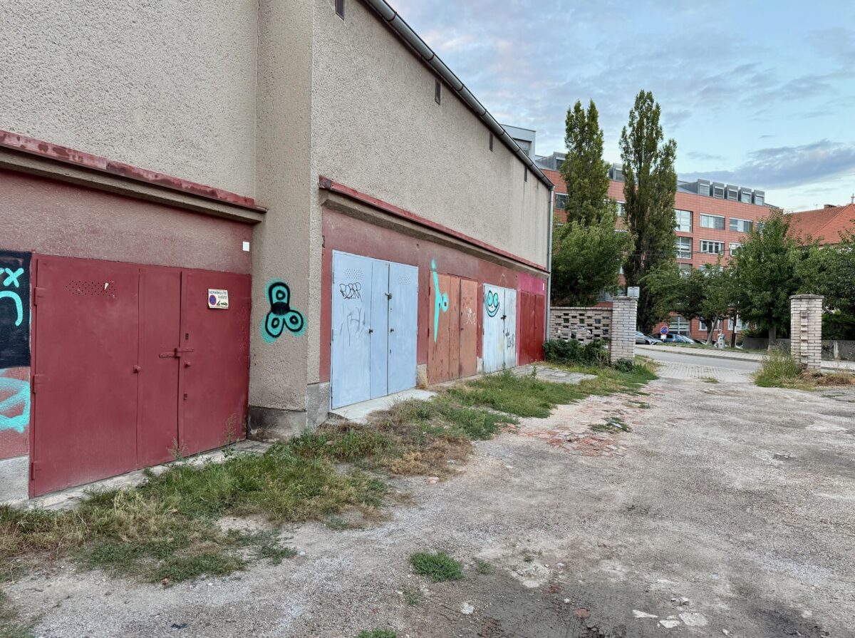 Nab&iacute;z&iacute;me k prodeji řadovou gar&aacute;ž v klidn&eacute; č&aacute;sti Brna na ulici Žižkova.